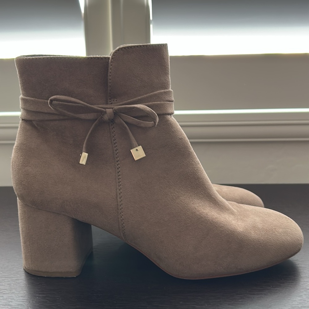 Kelly & Katie tan suede like ankle boot / bootie with bows - Picture 5 of 9